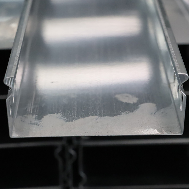 O'z-o'zidan qulflanadigan simi teshigi