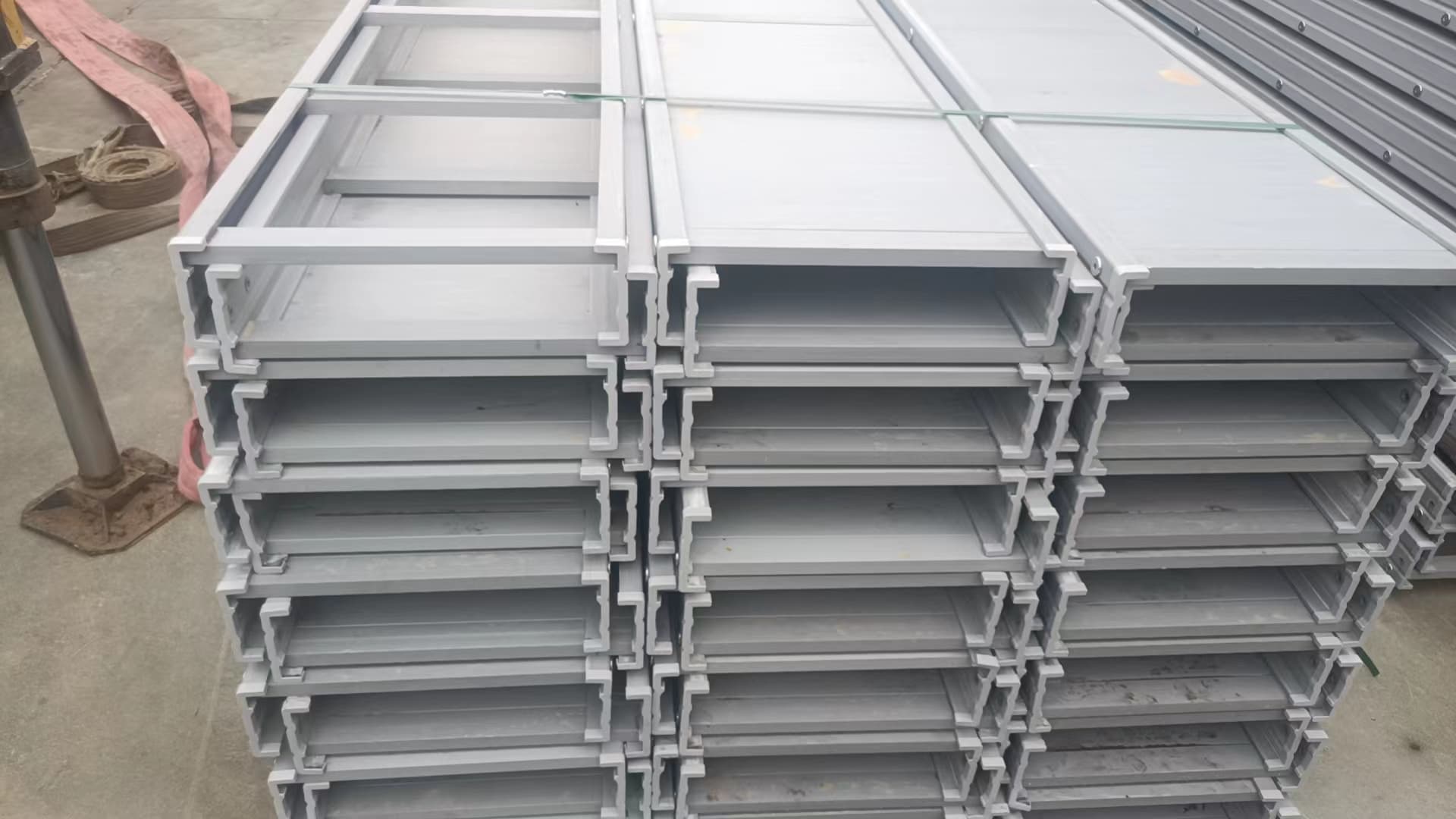 Moslashtirilgan trapezoidal kabel tray