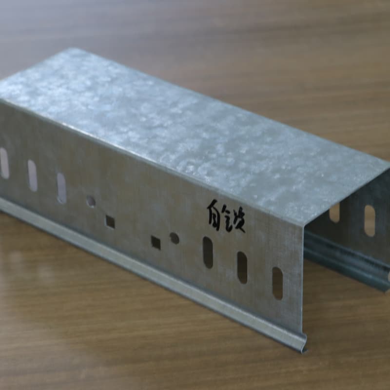 O'z-o'zidan qulflanadigan simi tagligi