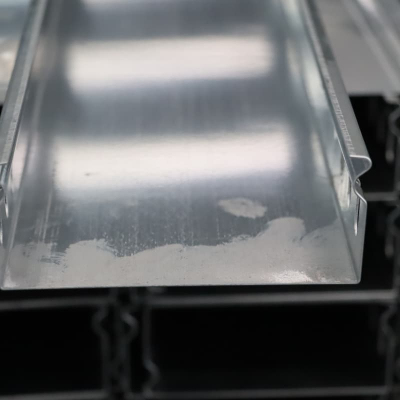 Po'latdan o'z-o'zidan qulflanadigan simi tagligi