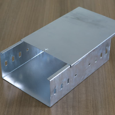 Moslashtirilgan o'tkazgichli kabel tray