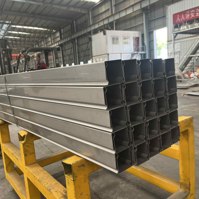 Moslashtirilgan o'tkazgichli kabel tray